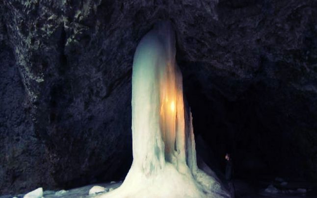 Peştera din Apuseni unde gheaţa „arde“ ca un bulgăre de flăcări, una dintre marile minuni naturale ale României şi legendele sale.