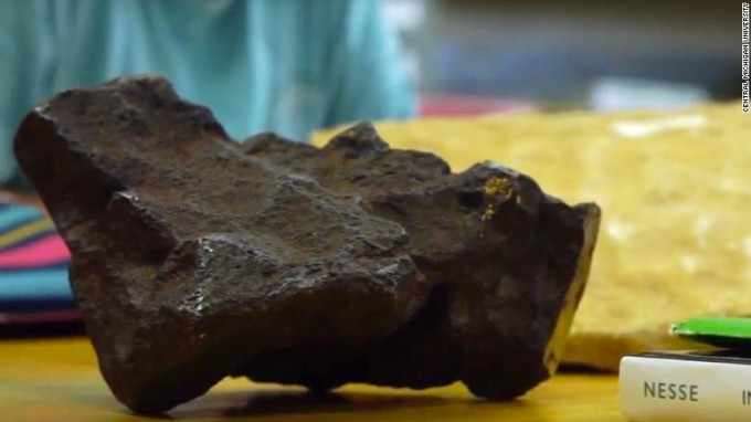 Timp de 30 de ani a folosit un meteorit de 100.000 de dolari pe post de opritor de uşă