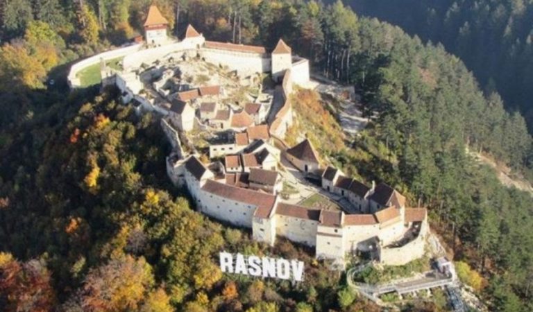 O cetate din România, printre cele mai frumoase zece castele „de zăpadă” din lume