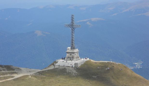 Cea mai înaltă cruce din lume amplasată pe un vârf montan se află în România. Care este povestea monumentului