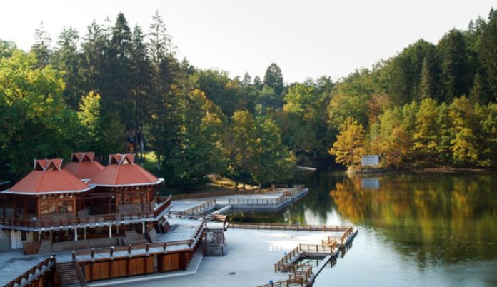 Apa unui lac din România are proprietăţi unice în Europa şi deţine trei recorduri mondiale