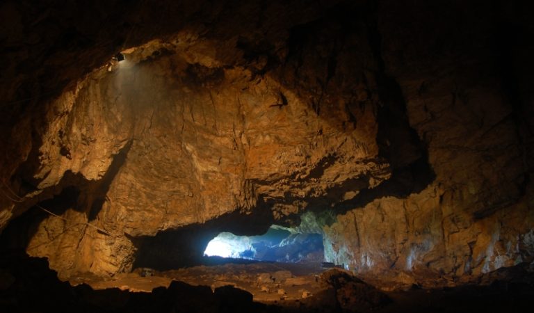 Peștera Românești a fost locuită de oameni din Epoca de piatră, iar astăzi funcționează ca… sală de concerte!