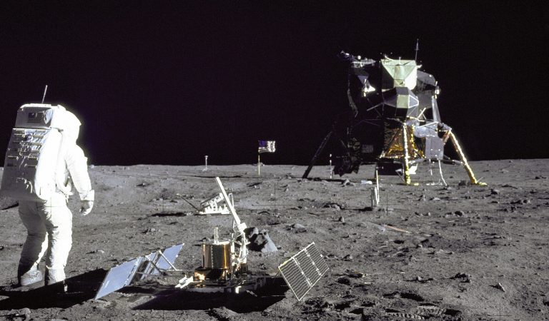 Ceauşescu a primit de la Nixon două roci aduse de pe Lună de astronauţii misiunilor Apollo 11 şi 17